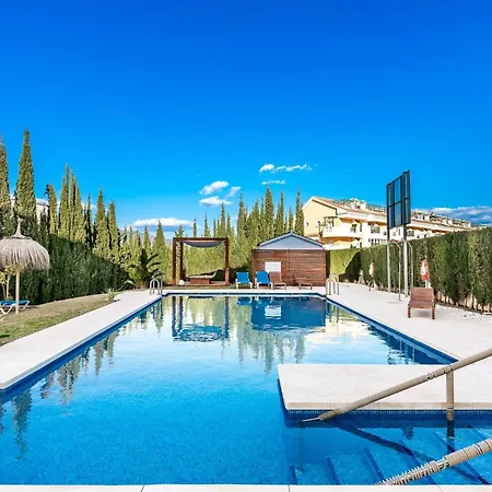 Prime Location, Cute With Pool